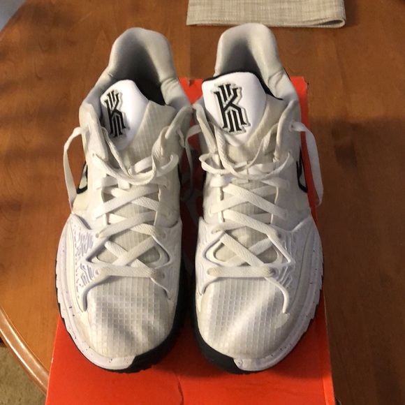 Kyrie Irving 4s low - Picture 2 of 5